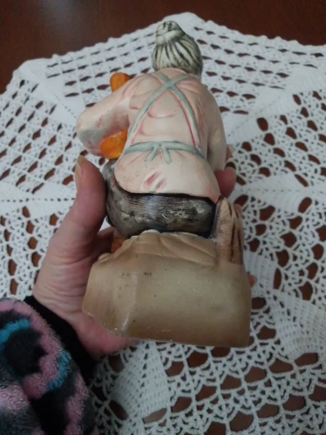 Figura in ceramica della nonna con brocca