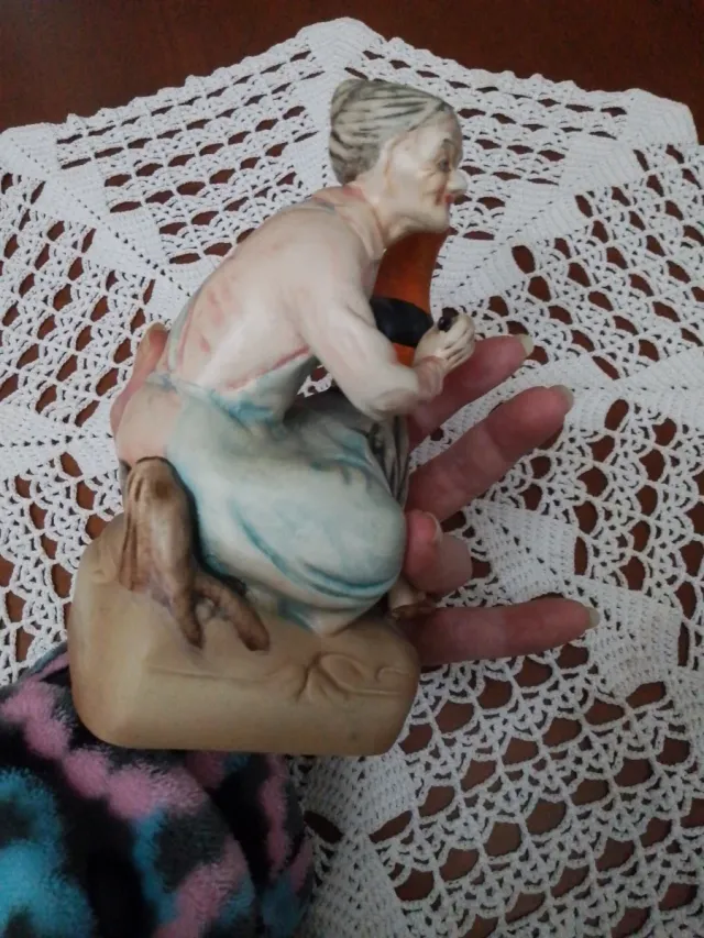 Figura in ceramica della nonna con brocca