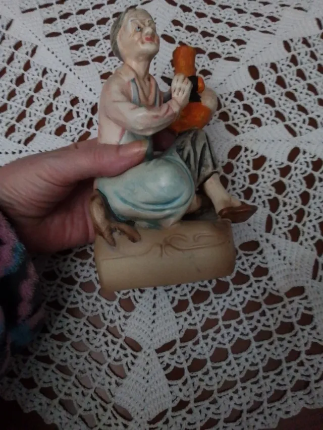Figura in ceramica della nonna con brocca