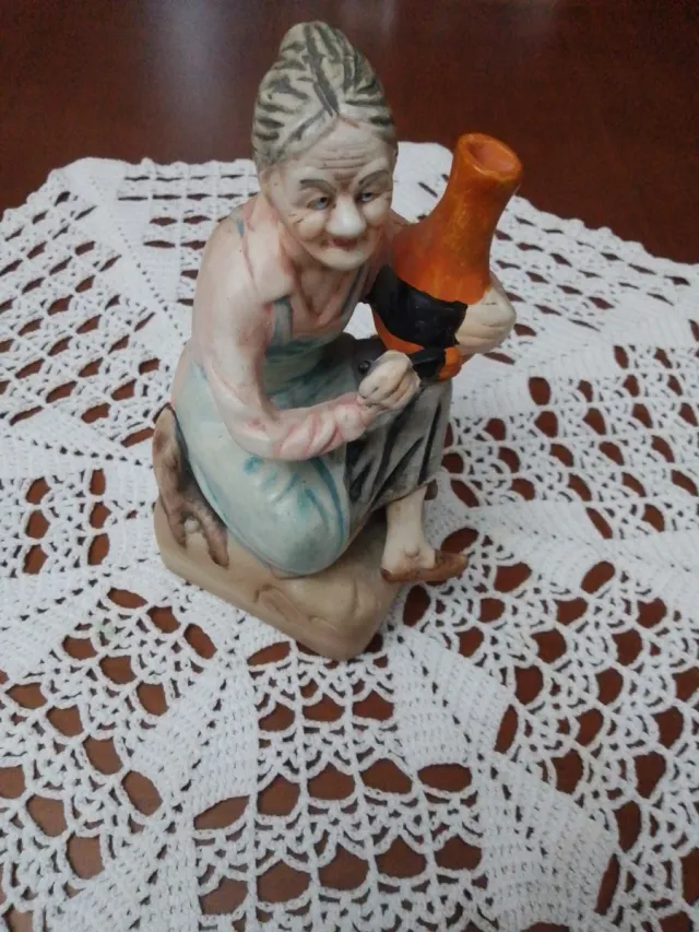 Figura in ceramica della nonna con brocca