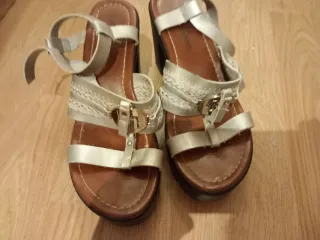 Sandalias plateadas y marrones para mujer