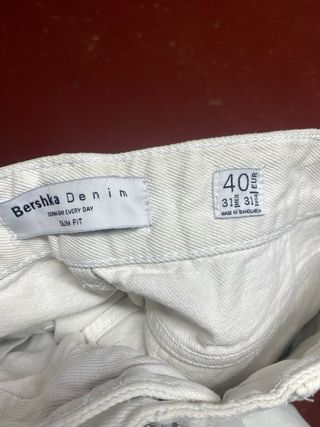 Pantalones cortos Bershka blancos rotos