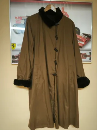 Gabardina marrón con detalles negros