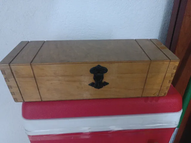 Cassa di legno con serratura nera