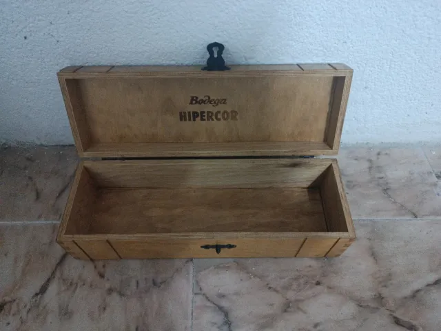 Cassa di legno con serratura nera