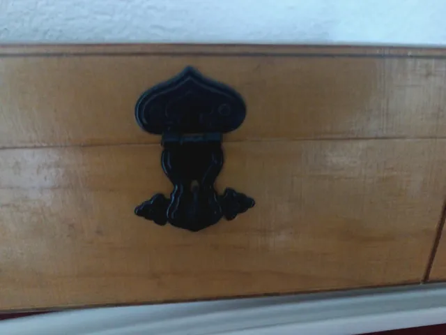 Cassa di legno con serratura nera