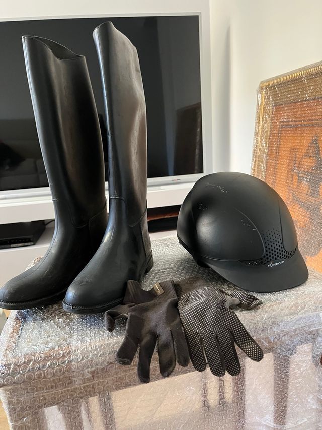 Casco, stivali e guanti da equitazione