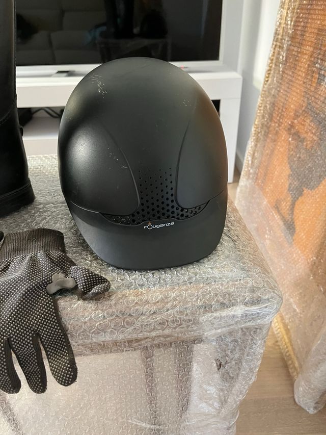 Casco, stivali e guanti da equitazione