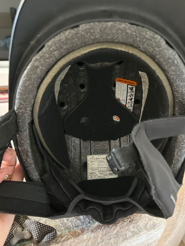 Casco, stivali e guanti da equitazione