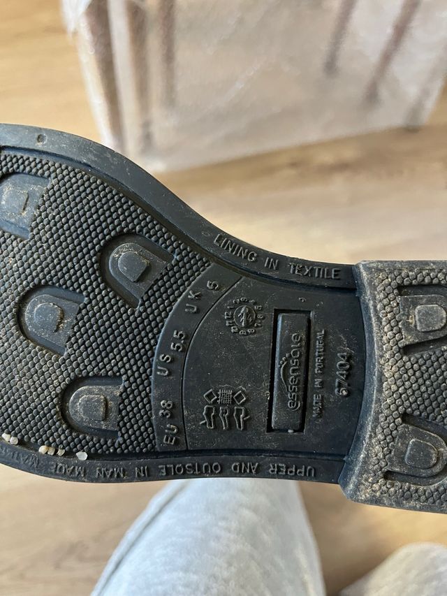 Casco, stivali e guanti da equitazione