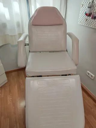 Camilla de estética blanca – ajustable y completa