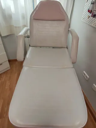 Camilla de estética blanca – ajustable y completa