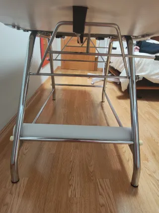 Camilla de estética blanca – ajustable y completa