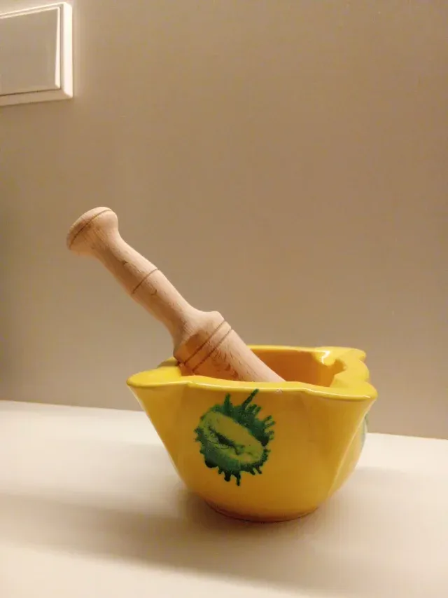 Mortero de cerámica y madera