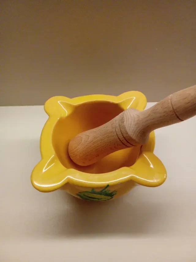Mortero de cerámica y madera