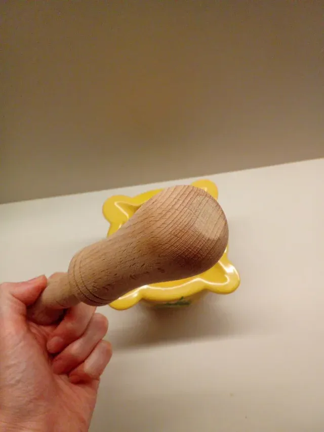 Mortero de cerámica y madera