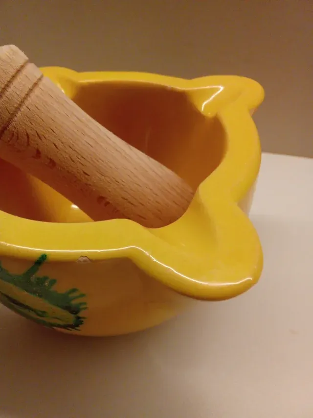 Mortero de cerámica y madera