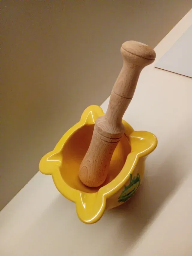 Mortero de cerámica y madera