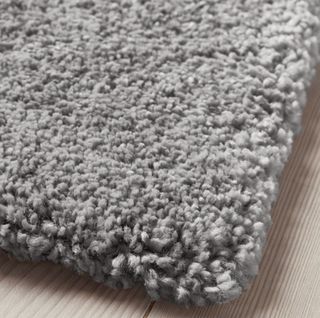 Tappeto corto grigio nuovo