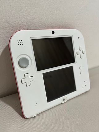 Nintendo 2DS Blanca y Roja con Micro SD