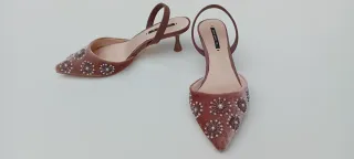 Zapato de tacón destalonado