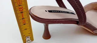 Zapato de tacón destalonado