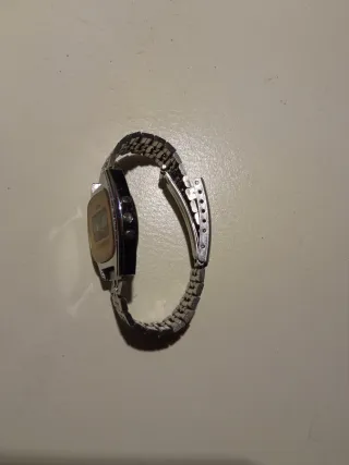 Reloj Digital Titan LCD Quartz Dorado/Plateado.