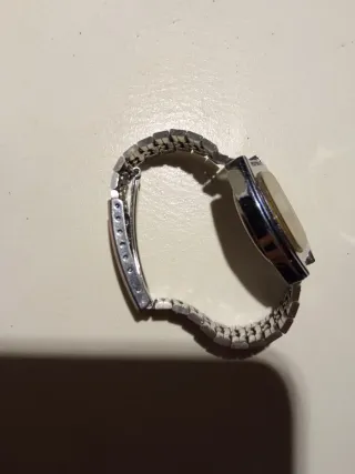 Reloj Digital Titan LCD Quartz Dorado/Plateado.