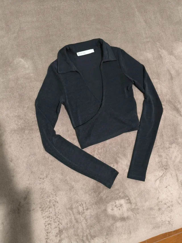 Top Bershka manga larga escotado negro