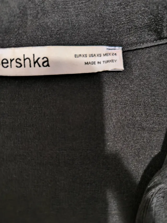 Top Bershka manga larga escotado negro