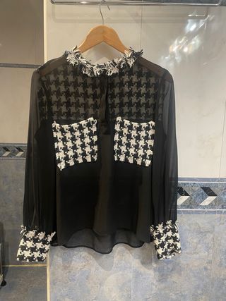 Blusa negra con estampado pata de gallo