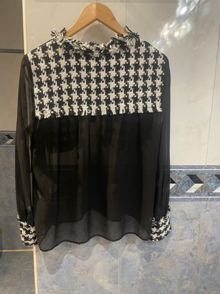Blusa negra con estampado pata de gallo