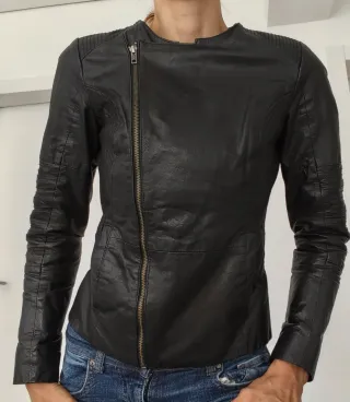 Chaqueta motera de cuero negra para mujer