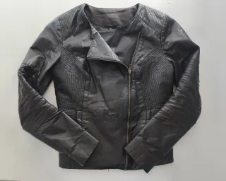 Chaqueta motera de cuero negra para mujer