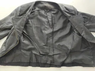 Chaqueta motera de cuero negra para mujer