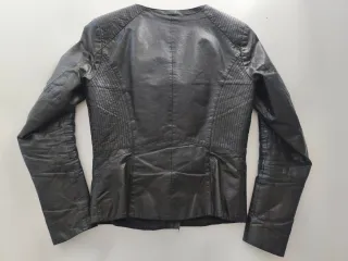 Chaqueta motera de cuero negra para mujer