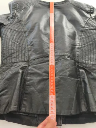 Chaqueta motera de cuero negra para mujer