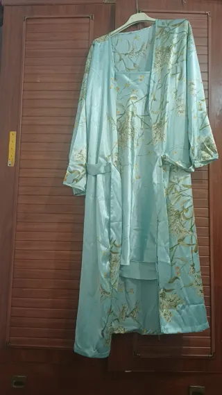 Pijama de seda con estampado floral