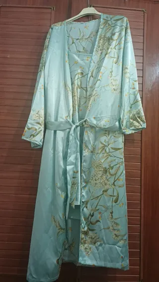 Pijama de seda con estampado floral