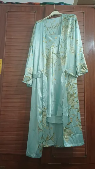 Pijama de seda con estampado floral