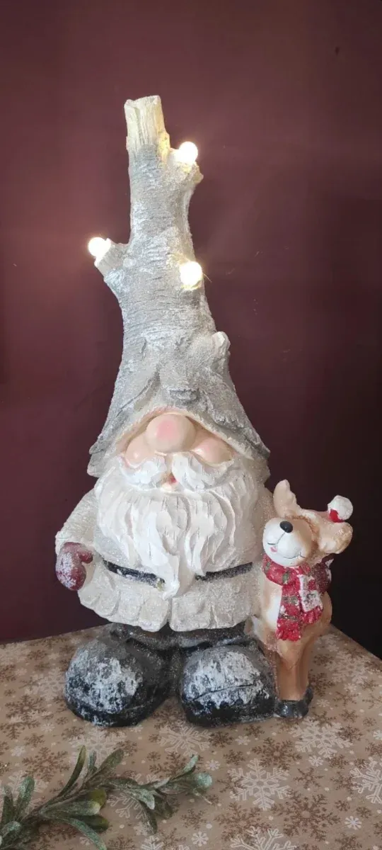 Figura de gnomo do bosque com luzes LED