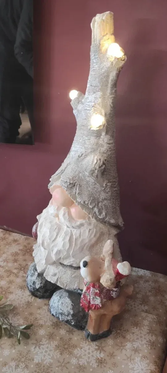 Figura de gnomo do bosque com luzes LED