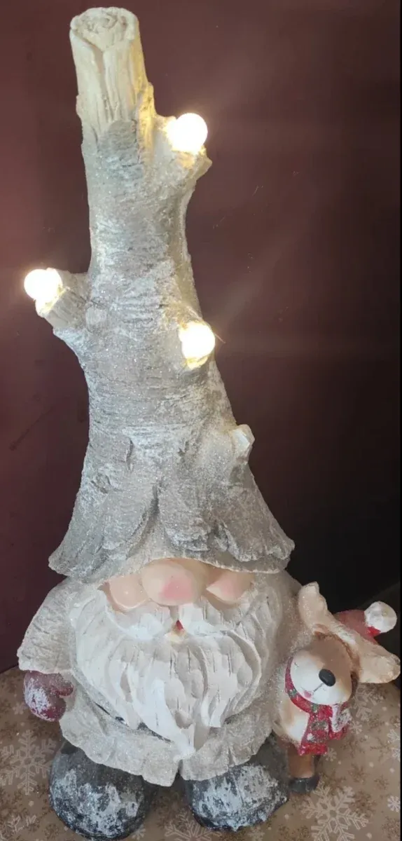 Figura de gnomo do bosque com luzes LED