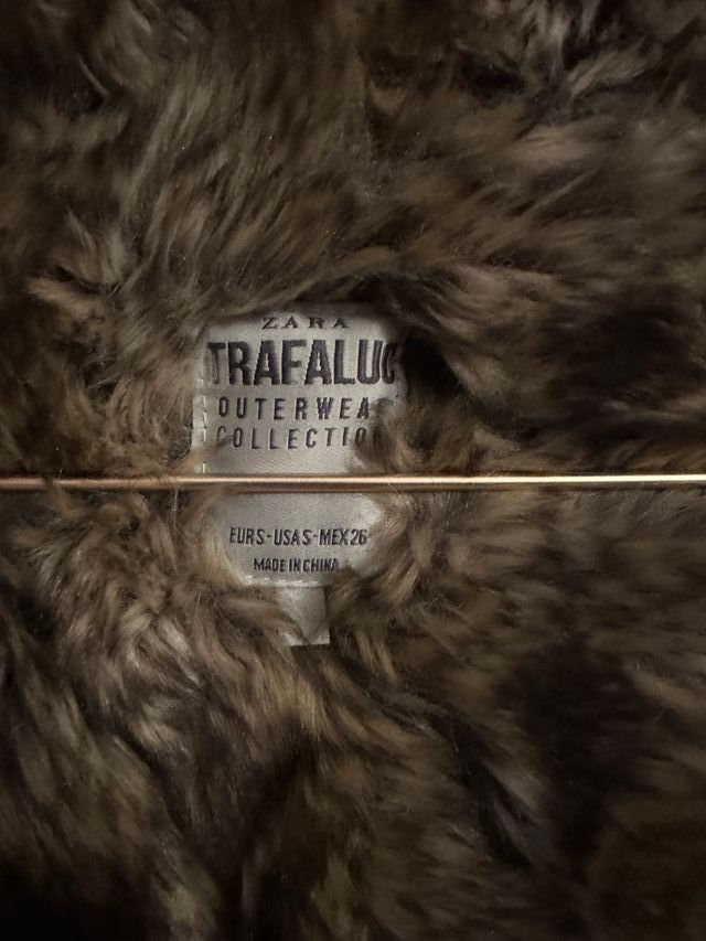 Abrigo Negro Zara con Forro de Pelo