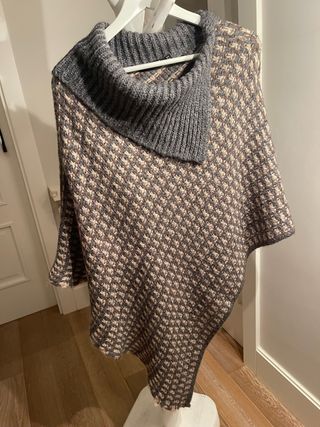Poncho de lana beige y gris