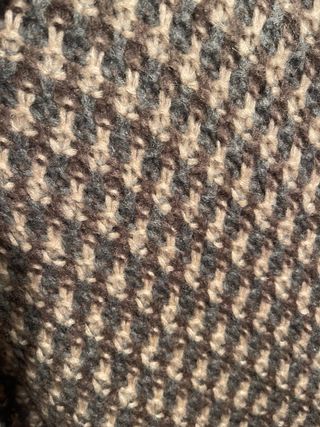 Poncho de lana beige y gris