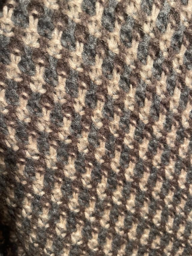 Poncho de lana beige y gris