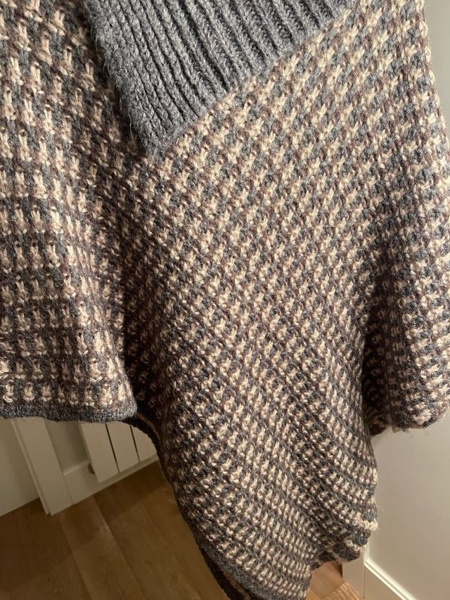 Poncho de lana beige y gris