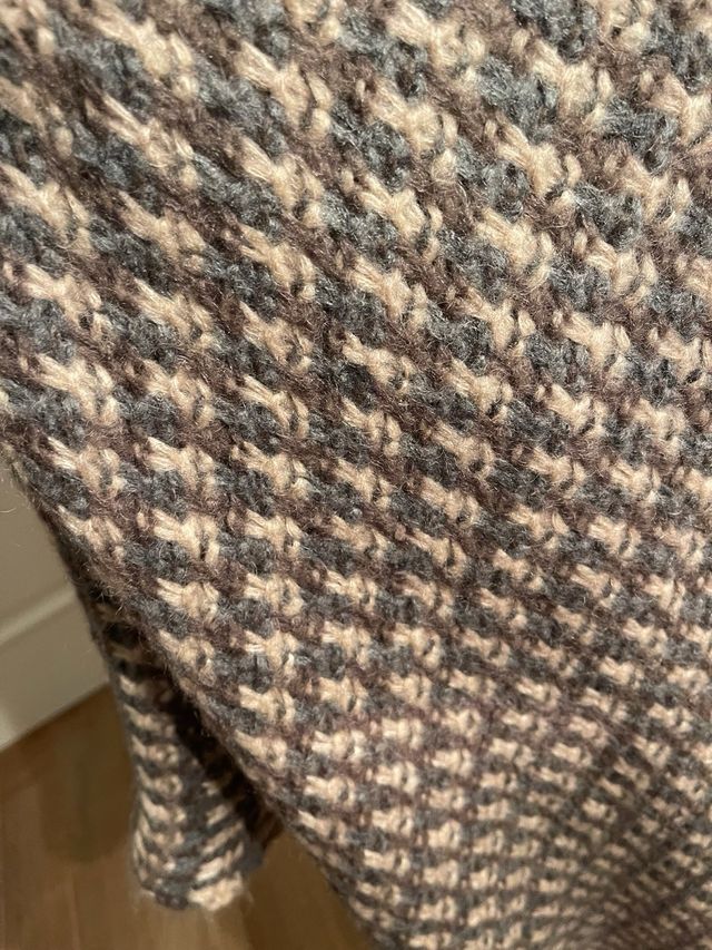Poncho de lana beige y gris