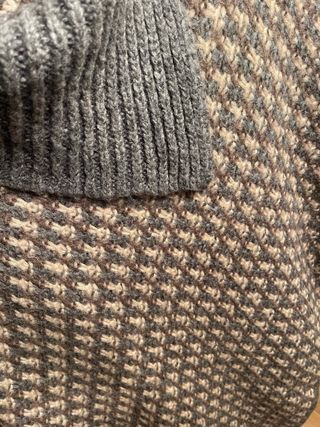 Poncho de lana beige y gris